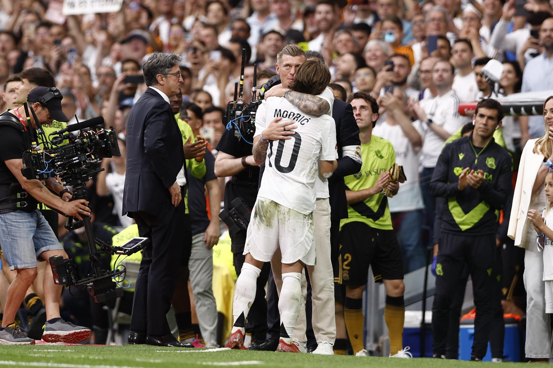 Despedida emocionante de Modric: bandeirão, corredor de honra e abraço final com Kroos