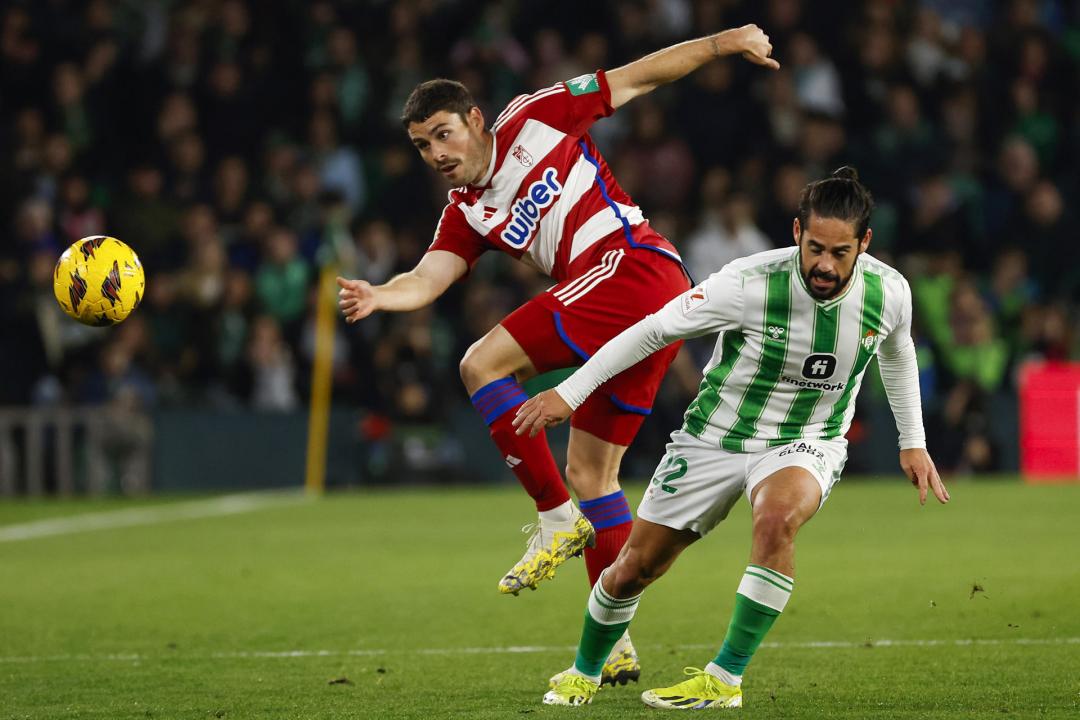 Sergio Ruiz claims struggling Granada "can defeat" Barcelona