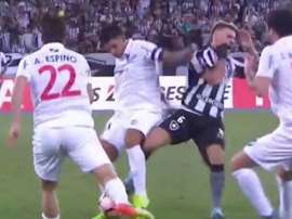 El codazo que originó el carrusel de expulsiones. EFE