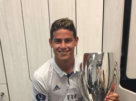 James posing with a trophy. JamesRodríguez