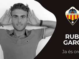 Rubén García firmó su contrato con el Castellón. Twitter/CDCastellón