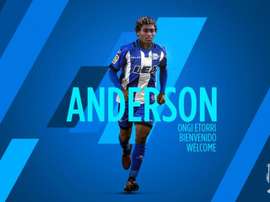 El jugador angoleño se une al Alavés tras dejar el Bouzas. Twitter/Alavés