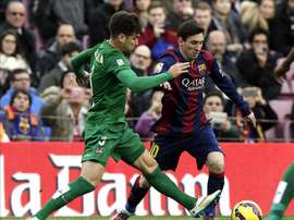 El delantero argentino del FC Barcelona Lionel Messi (d) con el balón ante el defensa del Levante Toño García, durante un partido de la pasada temporada, en el Camp Nou. EFE/Archivo