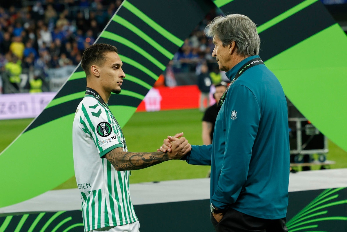 Antony se despede do Betis enquanto o clube tenta prolongar seu vínculo