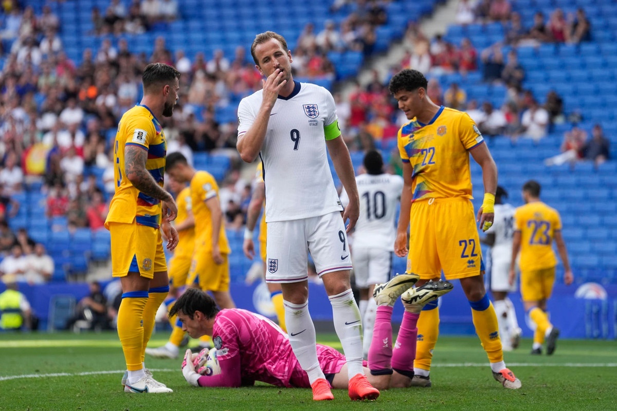 Kane le evita a Inglaterra un bochorno mundial