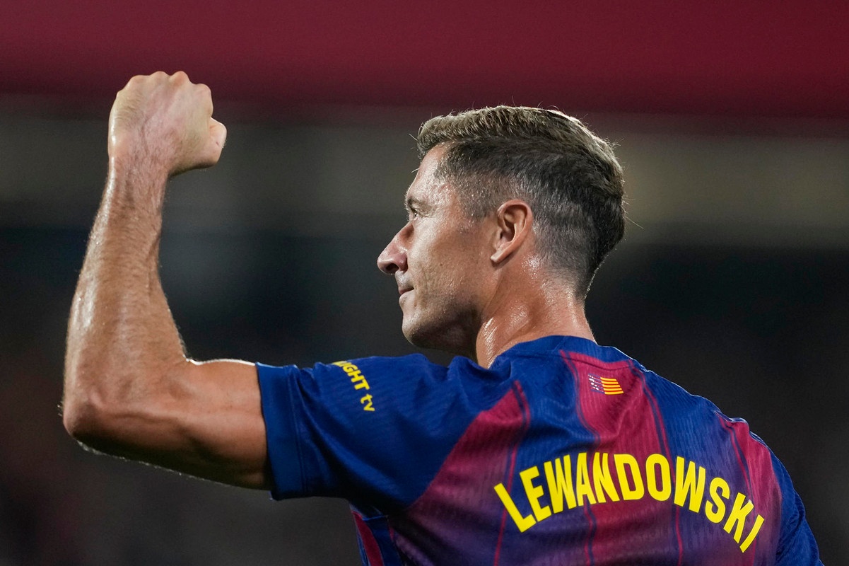 Lewandowski questions Premier League's 'overpriced' transfers
