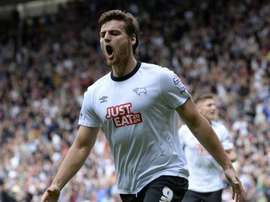 El delantero internacional escocés Chris Martin celebra un tanto con el Derby County. DCFC