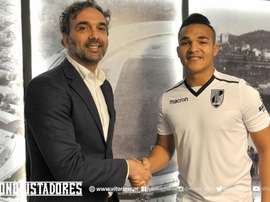 El delantero brasileño (d) ya tiene nuevo equipo en la Liga Portuguesa. Twitter/VitóriaSportClube