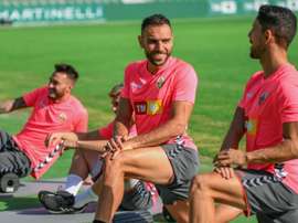 El Elche cambió su elástica naranja de entrenamiento por la rosa. Twitter/elchecf