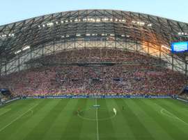 El Estadio Velodrome de Marsella guardó un minuto de silencio por las víctimas del atentado de Estambul antes del Polonia-Portugal. Twitter