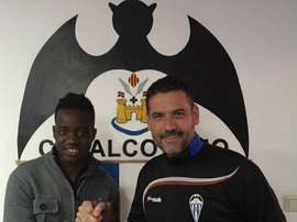 El ex futbolista del Elche Michael Anaba, en el momento de ser presentado con el Alcoyano, club en el que jugó cedido por el cuadro ilicitano. CDAlcoyano