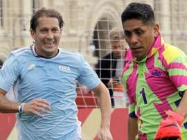 As chamativas camisas de Jorge Campons tinham um motivo. EFE