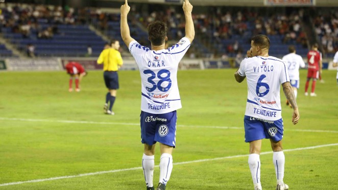 El extremo grancanario del CD Tenerife Omar Perdomo celebra un tanto con su equipo. ClubDeportivoTenerife