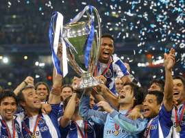 Le FC Porto soulevant sa deuxième C1 après avoir battu Monaco. EFE
