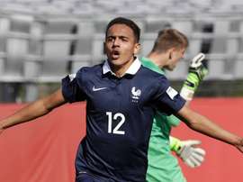 Le français Bilal Boutobba après un but avec les Bleus moins de 18 ans. FIFA