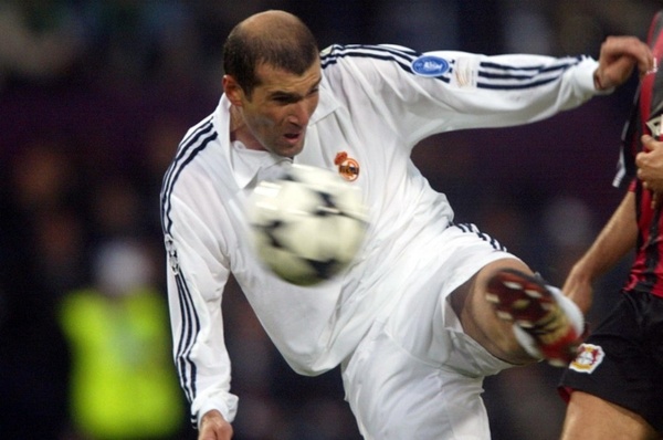 el frances zinedine zidane en su etapa como jugador del real madrid durante un encuentro de champions afp