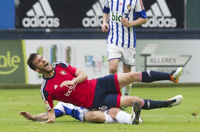 El futbolista de Osasuna Oier cae tras recibir una entrada de un rival de la Ponferradina. Osasuna
