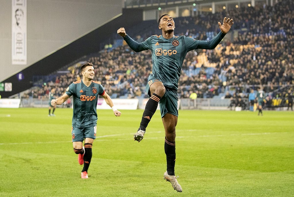 El Ajax resuelve el trámite de los cuartos con solvencia