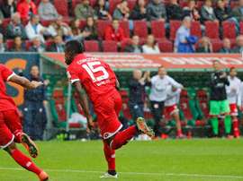 El futbolista del Mainz Jhon Córdoba celebra su gol, el primero de su equipo en la victoria ante el Augsburgo. Mainz05