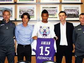 El futbolista del Toulouse Kelvin Amian Adou, durante la firma de su primer contrato como profesional. TFC