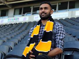 El futbolista egipcio del Hull City, Ahmed Elmohamady, tras renovar su contrato con el club inglés. HullCitytigers