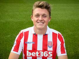 El futbolista escocés Harry Souttar posa con la camiseta de su nuevo club, el stoke. StokeCityFC