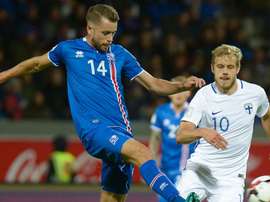 El futbolista islandés Árnason pelea un balón con el finés Pukki, en el partido de la segunda jornada de las eliminatorias europeas de acceso al Mundial 2017. UEFA
