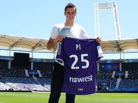 El futbolista Jessy Pi, en su presentación como nuevo futbolista del Toulouse. TFC