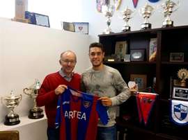 El futbolista Jon Vega, posando con la camiseta del SD Leioa. SDLeioa