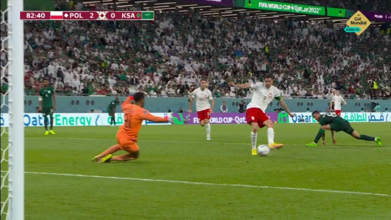 Lewandowski breaks down after finally scoring in World Cup!