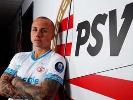 Angeliño se quedará en Holanda. Twitter/PSV