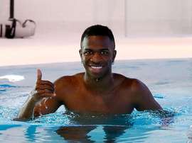 O jogador brasileiro tenta diminuir o tempo fora dos relvados. Twitter/Vinicius
