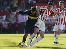 El jugador de Boca Pavón pelea con un futbolista de Estudiantes de La Plata por el balón. Boca