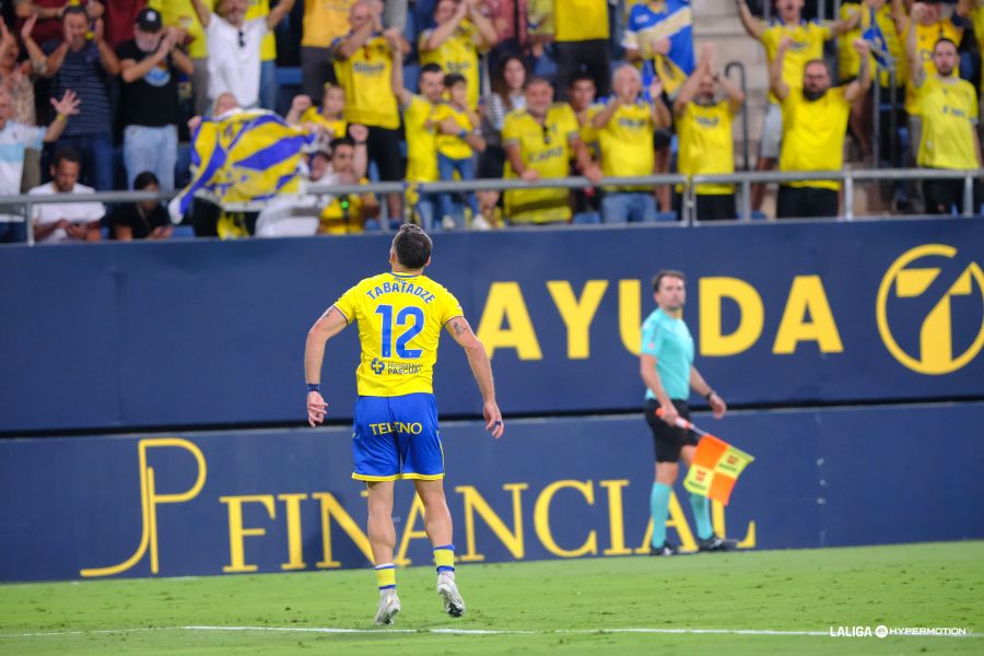 Tabatadze aprieta el botón del liderato