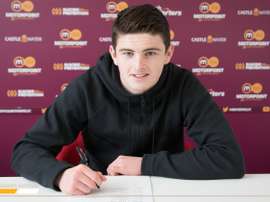 El jugador del Motherwell FC Jake Hastie, durante la firma de su nuevo contrato. MotherwellFC