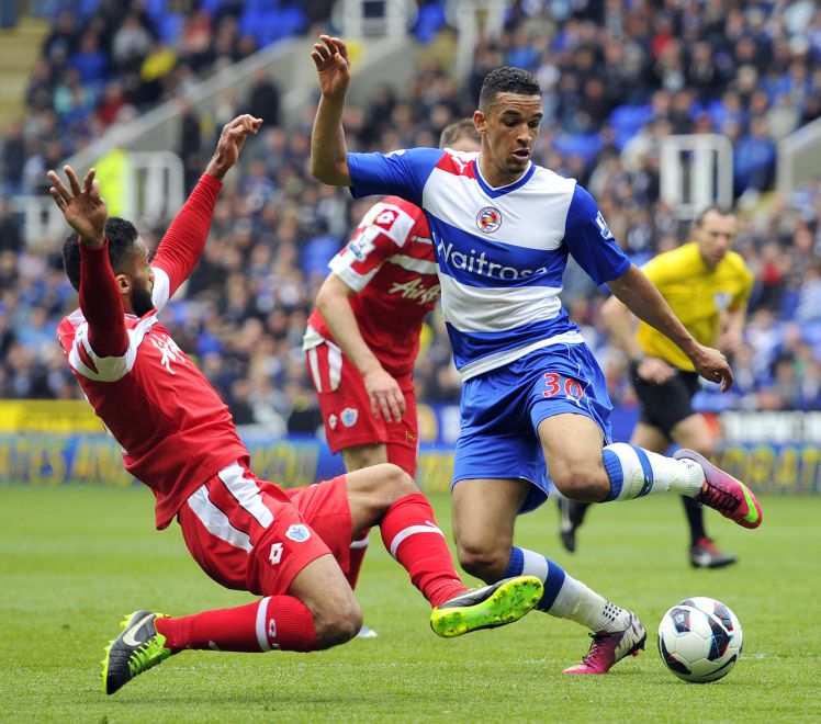 El jugador del Reading Nick Blackman lucha un balón con Armand Traoré, del Queens Park Rangers. AFP