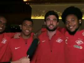 El jugador posó con sus compañeros después de la polémica 'broma'. Twitter