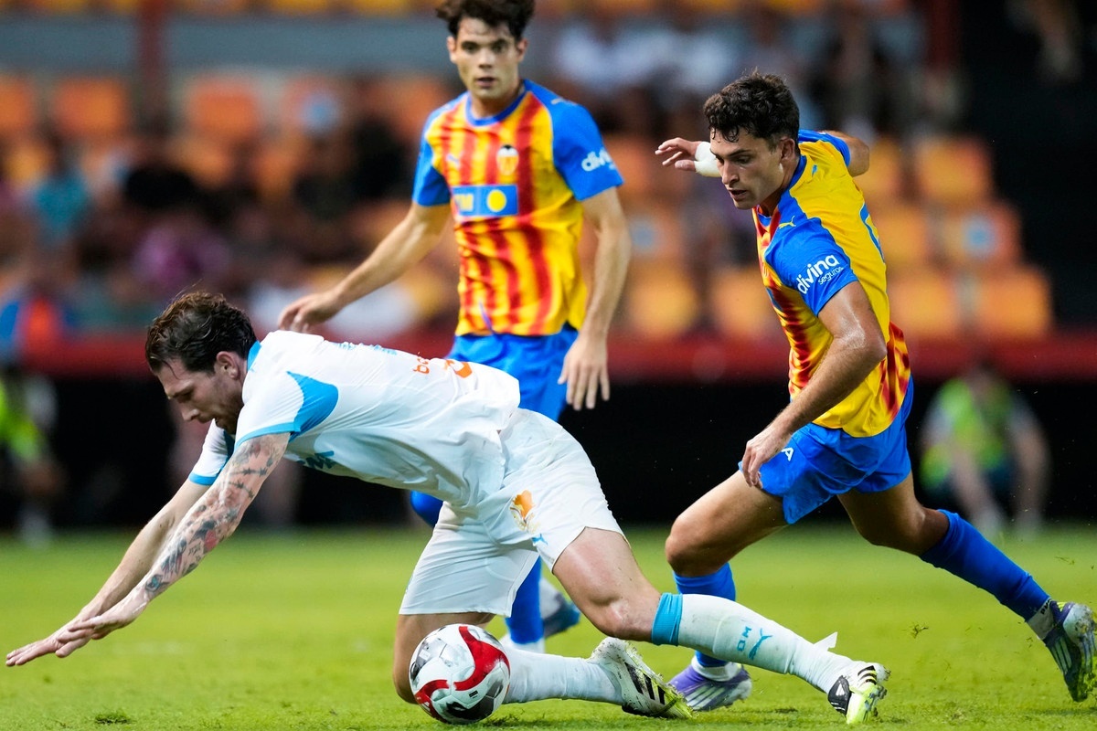 Dani Raba brilla, pero el Valencia empata
