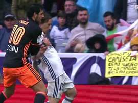 O jogador do Valencia Parejo agarra o jogador do Real Madrid Modric no Santiago Bernabéu. Twitter