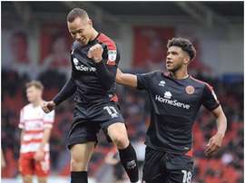 Tyler Roberts (d), con varios pretendientes en Inglaterra. Twitter/TylerRoberts