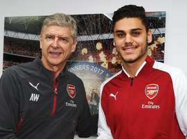 Konstantinos Mavropanos foi anunciado pelos 'gunners'. Arsenal