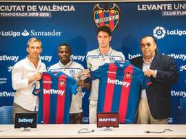 Simon, deseo de debutar con el Levante. LevanteUD