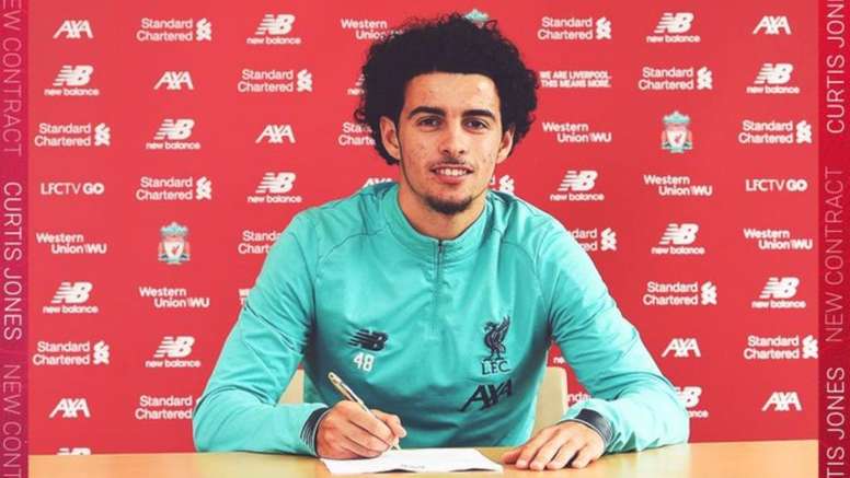 Liverpool Renew Curtis Jones Until 2025 Besoccer