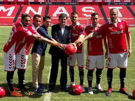 El acto de presentación concluyó en el verde del Nou Estadi. Twitter/NASTICTARRAGONA