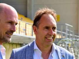 El nuevo entrenador del Waasland-Beveren, Philippe Clement (i), en su presentación. Waasland-Beveren