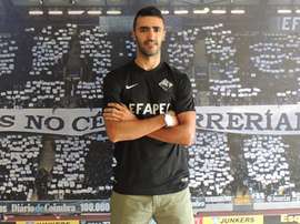 El nuevo futbolista del Académica de Coimbra Nuno Santos, en su presentación oficial con su nuevo equipo. Academica-OAF