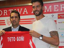 El nuevo futbolista del Almería, Ernesto 'Teto' Goñi, en su presentación. UDAlmeriaSAD