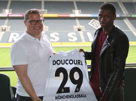 El nuevo futbolista del Borussia Mönchengladbach, Mamadou Doucouré, en su presentación. Borussia