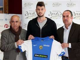 El nuevo futbolista del Hércules Albert Vivancos, en su presentación como nuevo jugador del club. HerculesDeAlicanteCF