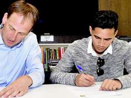 El nuevo futbolista del Vitesse Navarone Foor (d), en el momento de estampar su firma en el contrato que le vincula al club holandés. Vitesse